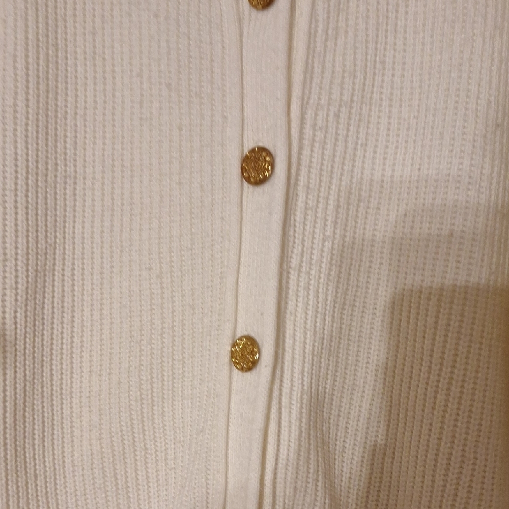 Elegant White Button-Up Cardigan - Picture 4 of 10